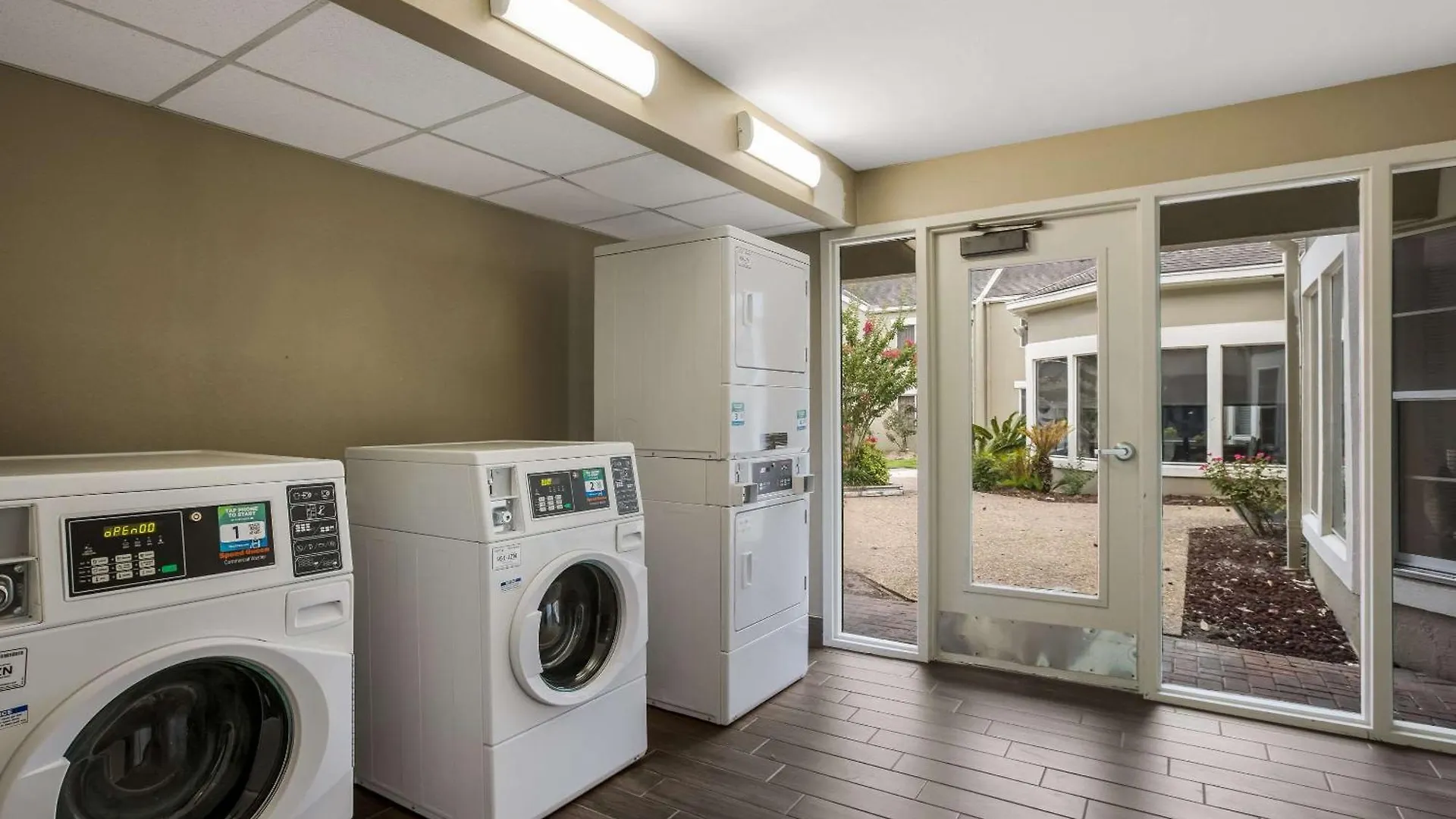 Mainstay Suites Savannah Midtown